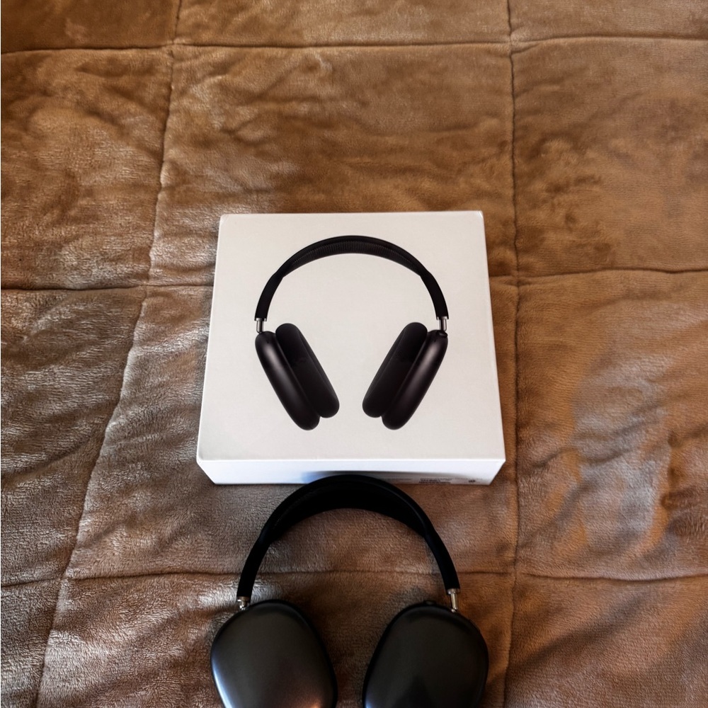 Black Airpod Maxes
